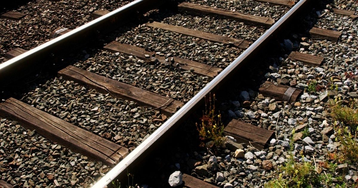 Vierj-hriges-M-dchen-auf-Laufrad-bei-Bahn-bergang-am-Bodensee-von-Zug-get-tet