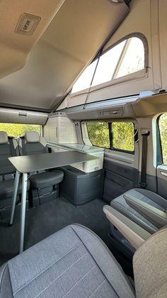 Wohnzimmer: Bei hochgeklapptem Bett erreicht man eine Raumhöhe von 2108 mm.