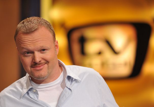 STEFAN RAAB                                                     ➕ PRO:  Man wird ja noch träumen dürfen! Kaum ein Name beflügelt die Fantasie des Fernsehpublikums so sehr wie der des Metzgersohns aus Köln, der sich vor fünf Jahren vom Bildschirm verabschiedete - und dessen Rückkehr wie die eines Erlösers herbeigesehnt wird. Raab wäre die ganz große Lösung. Oder wie Bohlen sagen würde: Meeeega.➖ CONTRA: Raab hätte in den vergangenen Jahren zig goldene Brücken zurück vor die Kamera gehen könne, hätte er denn nur gewollt. Und dann soll ihn ausgerechnet ein alter Tanker wie "DSDS" locken? Seinen Spott goss der "Raabinator" sogar mal in eine eigene Show mit dem Gaga-Titel "SSDSDSSWEMUGABRTLAD" ("Stefan sucht den Superstar, der singen soll, was er möchte, und gerne auch bei RTL auftreten darf"). Raab erfindet in der Regel lieber etwas, als dass er etwas übernimmt. Und ganz generell gilt: Es lebt sich gut im Schatten mit leuchtendem Heiligenschein.