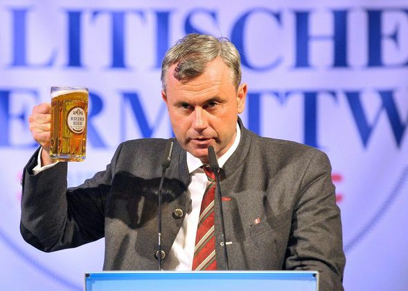 "Was ist der Unterschied zwischen einem Theater und der türkis-grünen Bundesregierung? In einem Theater werden gute Schauspieler schlecht bezahlt" ...und will ebenfalls lustig sein.