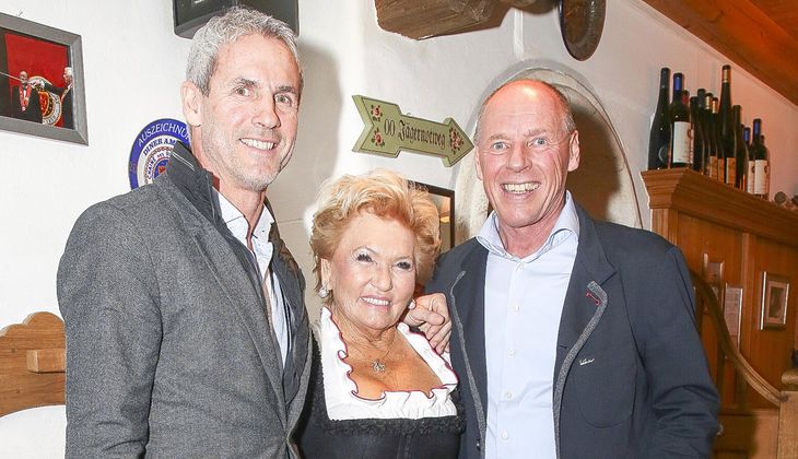 Rosi Schipflinger mit Michael Konsel (l.) und Harti Weirather (r.).