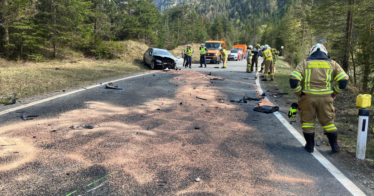 Auto-in-Breitenwang-gegen-Felswand-geprallt-42-j-hrige-Lenkerin-schwer-verletzt
