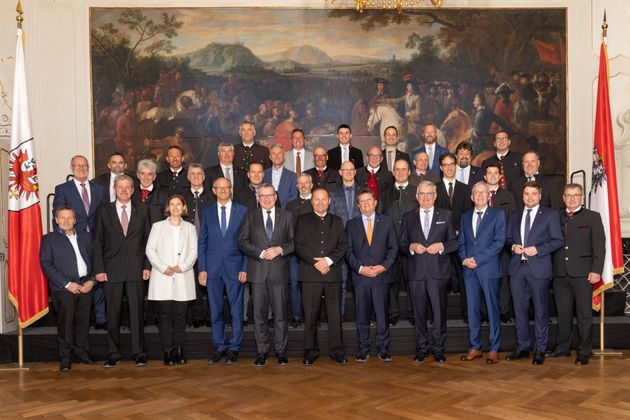 Die angelobten BürgermeisterInnen des Bezirks Landeck gemeinsam mit LHStv Josef Geisler, LR Johannes Tratter, Alfred Riedl, Ernst Schöpf und BH Markus Maaß.