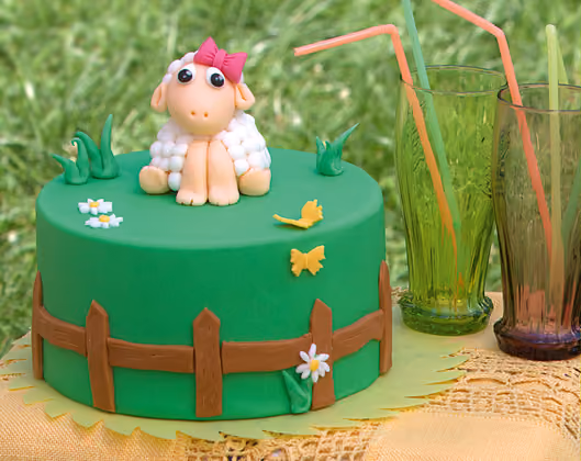 Die Torte mit dem entzückenden Schaf stammt von Noé.