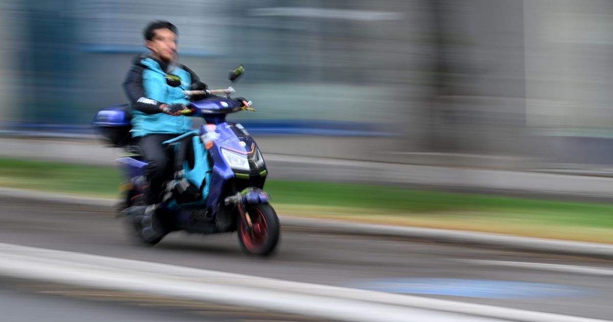 Ohne-Kennzeichen-und-zu-schnell-in-Arzl-im-Pitztal-Mopedlenker-st-rzte-samt-Polizisten