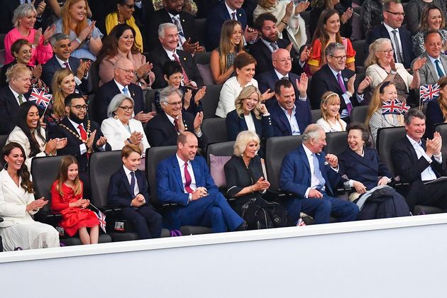 In der erste Reihe der Royal Box saßen Prinz William mit Herzogin Cathrine, Prinzessin Charlotte und Prinz George sowie sein Vater Prinz Chalres und Herzogin Camilla.