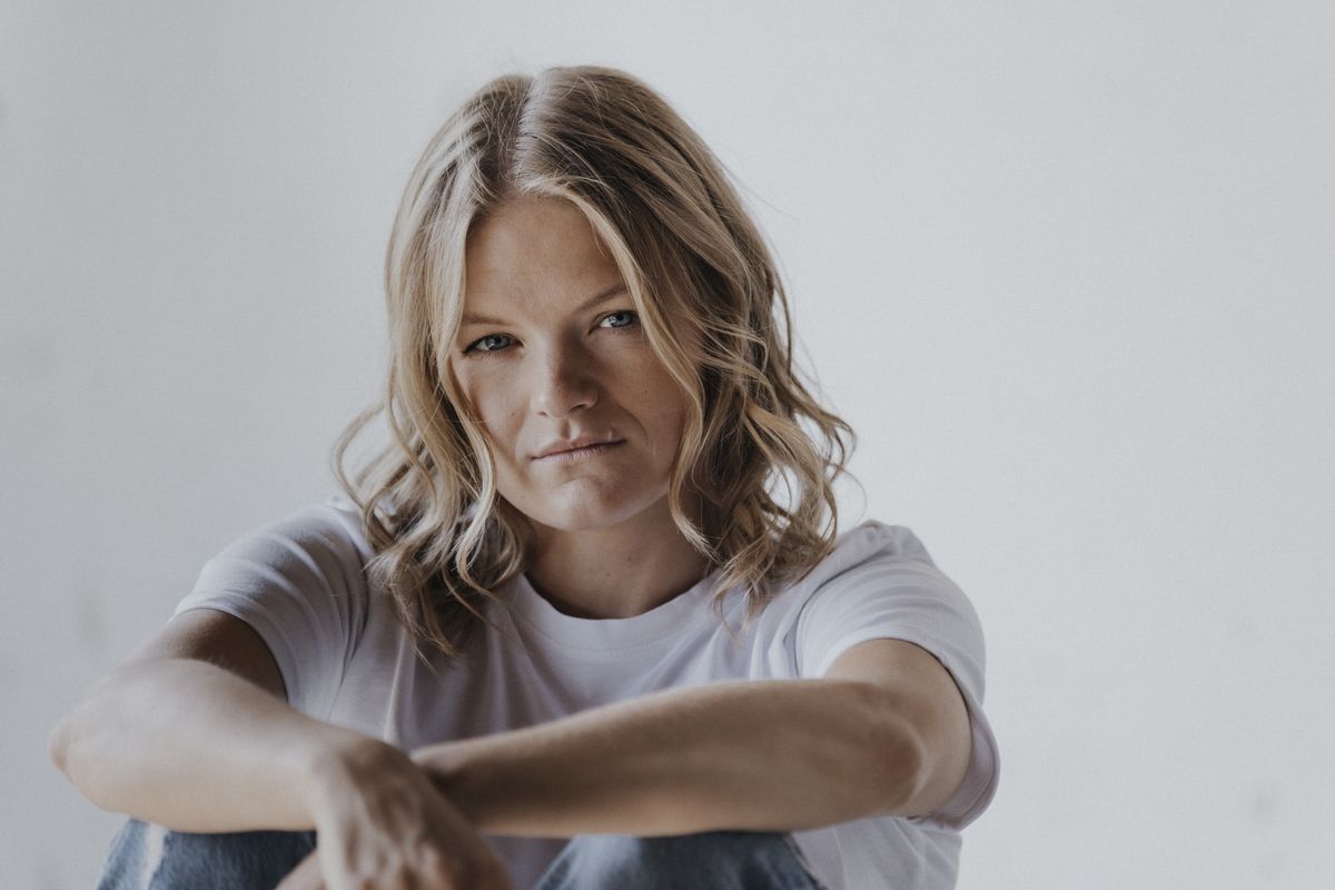 Caro Fux und ihr „Aff im Kopf“: Amadeus-Gewinnerin bastelt an erster Solo-Tour