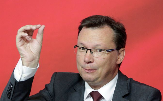  "Es war damals die beste Lösung. Wir wollten ja Kosten sparen." - Ex-Verteidigungsminister Norbert Darabos (SPÖ) verteidigt seine ausverhandelte Eurofighter-Verstümmelung.[...] "Ich halte den damaligen Vergleich nach wie vor für sinnvoll." ... zeigt sich Darabos unbeirrbar.