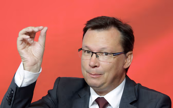  "Es war damals die beste Lösung. Wir wollten ja Kosten sparen." - Ex-Verteidigungsminister Norbert Darabos (SPÖ) verteidigt seine ausverhandelte Eurofighter-Verstümmelung.[...] "Ich halte den damaligen Vergleich nach wie vor für sinnvoll." ... zeigt sich Darabos unbeirrbar.