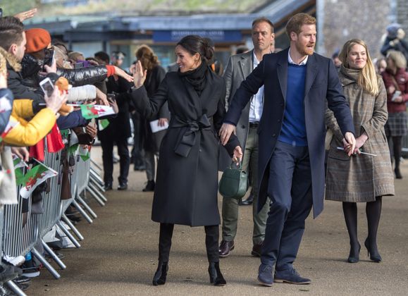 Bei ihrer Ankunft in Cardiff Castle in Wales trägt Meghan Schwarz. Der Mantel ist von Stella McCartney, die Stiefel von Tabitha Simmons.