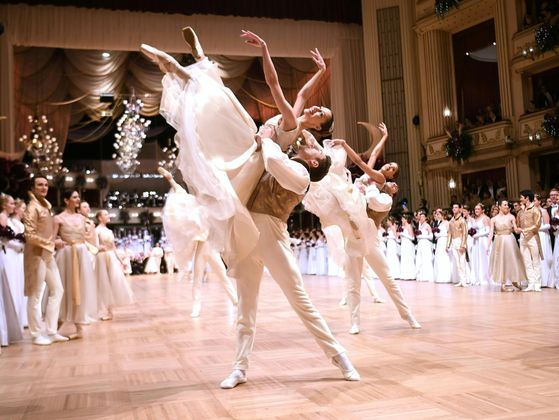 Das Wiener Staatsopernballett schwebte über das Parkett.