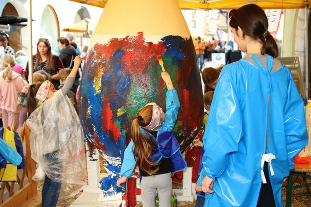 In der Fußgängerzone können Kinder übergroße Ostereier bemalen.