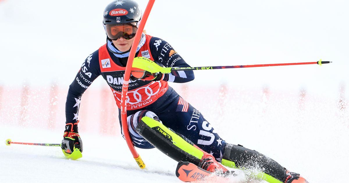 Halbzeitf-hrung-im-Slalom-Shiffrin-mit-einer-Hand-am-Gesamtweltcup