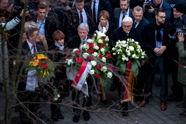 Der deutsche Bundespräsident Frank-Walter Steinmeier und seine Ehefrau Elke Buedenbender (Mitte) legten mit Volker Bouffier Kränze nieder.