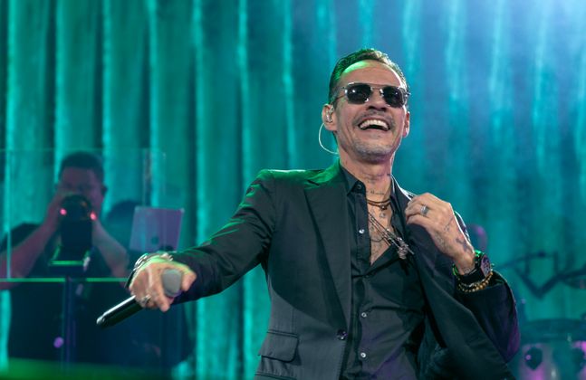 Marc Anthony ist JLos dritter Ehemann und auch der Vater ihrer Zwillinge Max und Emme. Die beiden Musikstars heirateten im Sommer 2004. Bis Juli 2011 waren die zwei zusammen, geschieden sind sie aber erst seit Juni 2014.