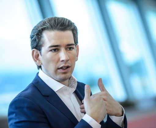 "Wenn diese Menschen, die teilweise auch gewaltbereit sind, am Ende nach Mitteleuropa durchkommen, wird es nicht bei den 13.000 bleiben. Dann werden es bald Hunderttausende und später vielleicht Millionen sein." Auch für Flüchtlinge bleiben die Grenzen zu, sagt Kurz.