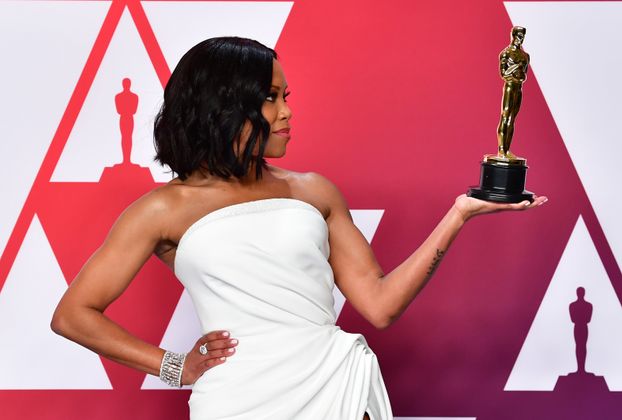 Regina King wurde als beste Nebendarstellerin mit dem ersten Oscar der Nacht ausgezeichnet.