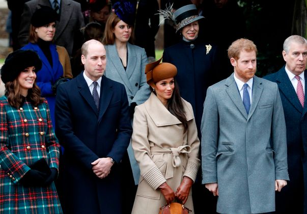 Um erstmals offiziell Weihnachten mit der königlichen Familie zu feiern, machte sich Markle besonders hübsch. Sie trug eine beigefarbenen Mantel von Sentaler (1100 Euro), cognacfarbene Wildlederstiefel und dazu passendem Hut.