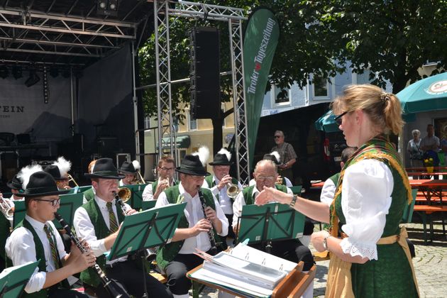 Volkstümlichen Musikgruppen sorgen ergänzen das bunte Rahmenprogramm.