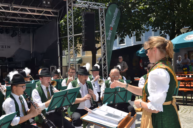 Volkstümlichen Musikgruppen sorgen ergänzen das bunte Rahmenprogramm.