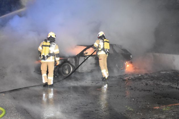 Der Brand griff von einem brennenden Auto auf das Gebäude über.