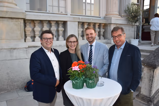 Stefan und Martina Mair, Jakob Kathrein (Land Tirol/Koordinationsstelle Wien) und Alois Schellhorn (v. l.).