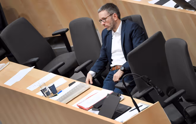  "Das einzige Ei, das der gackernde Haufen bis jetzt gelegt hat, ist die Steuerreform." ... FPÖ-Klubchef Herbert Kickl ist mit der türkis-grünen Bundesregierung unzufrieden.[...]  "Es gibt nichts zu besprechen. Ich habe ihm damals gesagt, dass er sich aus der Politik zurückziehen und sich genieren soll."  Mit Heinz-Christian Strache auch.