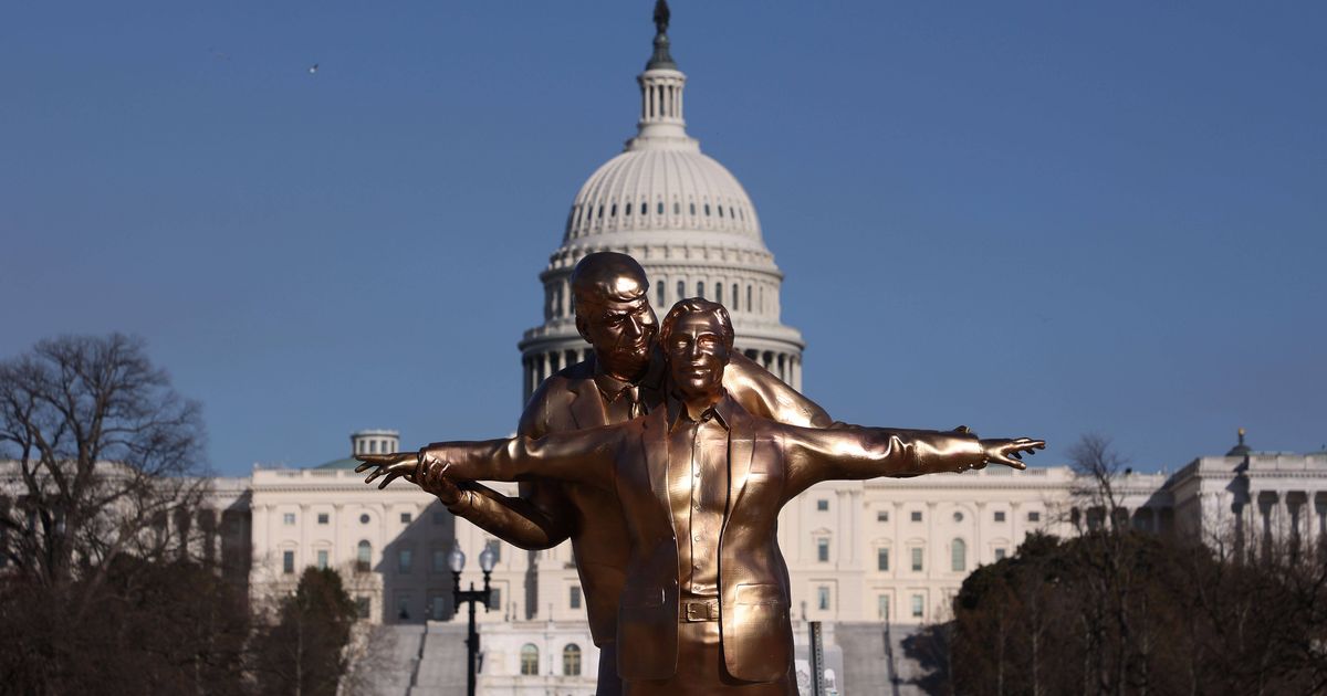 Trump-und-Epstein-in-Titanic-Pose-Statue-in-Washington-aufgetaucht