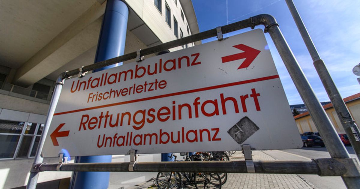 E-Scooter-Fahrer-st-rzt-bei-riskantem-berholman-ver-auf-Stra-enbahnschiene