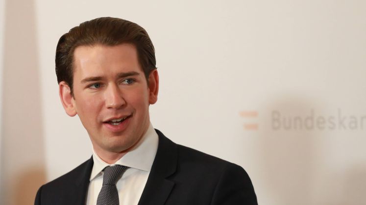 "Die Zeit, in der wir gerade tätig sind, die erfordert konsequente Entscheidungen." Das Ziel sei klar: Weniger soziale Kontakte, eine Verlangsamung unseres Lebens. Nur so lasse sich die Ausbreitung verlangsamen, sagt Kurz.