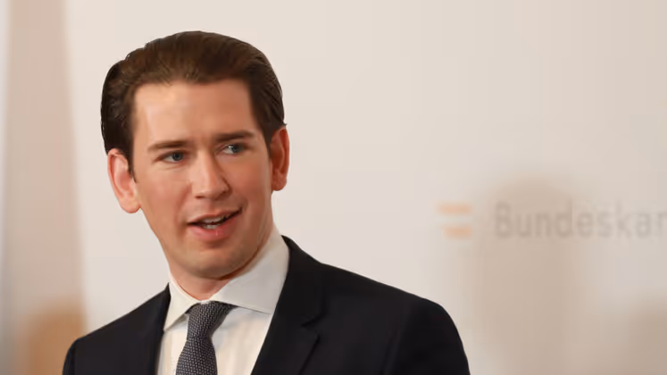 "Die Zeit, in der wir gerade tätig sind, die erfordert konsequente Entscheidungen." Das Ziel sei klar: Weniger soziale Kontakte, eine Verlangsamung unseres Lebens. Nur so lasse sich die Ausbreitung verlangsamen, sagt Kurz.