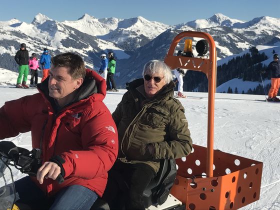 Formel-1-Zirkusdirektor Bernie Ecclestone ließ sich per Skidoo chauffieren und genoss die Sonne am Berg.