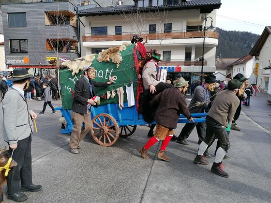 Die „Karrner" ziehen am Unsinnigen durch Nassereith.