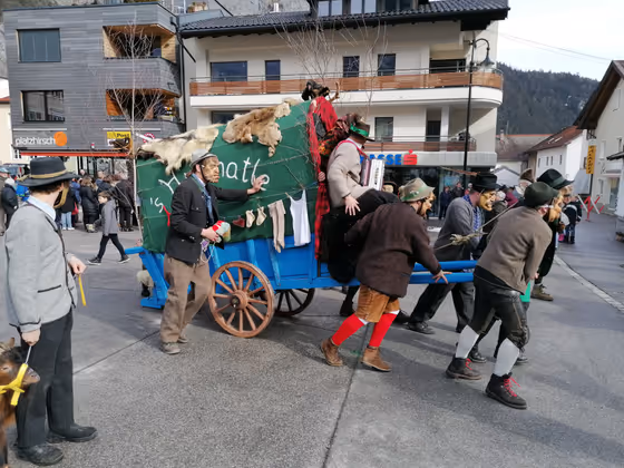 Die „Karrner" ziehen am Unsinnigen durch Nassereith.