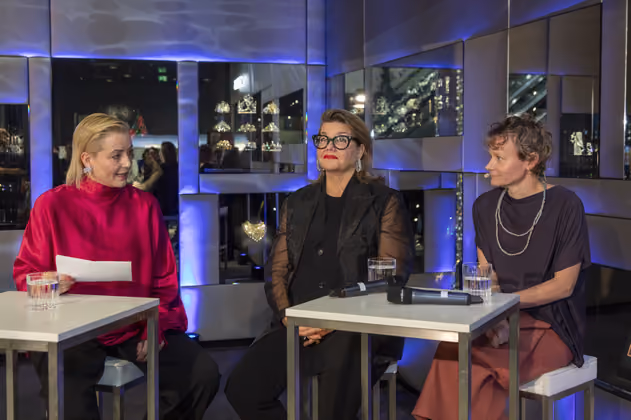 Designer Talk: Im Zuge der Vernissage wurde ein Podiumsgespräch mit den Protagonistinnen der Installation initiiert (v.l.): Birgit Schönegger (Head of Art & Experience Management D. Swarovski Tourism Services GmbH) im Gespräch mit Lilli Hollein und Katharina Mischer. 
